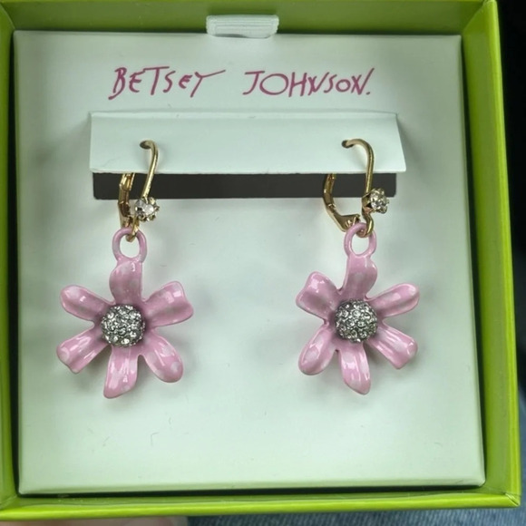 BETSEY JOHNSON Blush Pink Flower Floral Daisy Blossoms Drop Dangle Earrings NWT - Picture 3 of 6